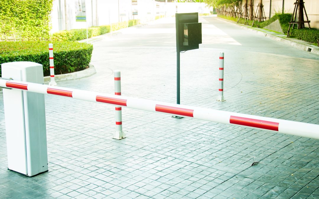 Automatic boom barrier controlling vehicle access to a site
